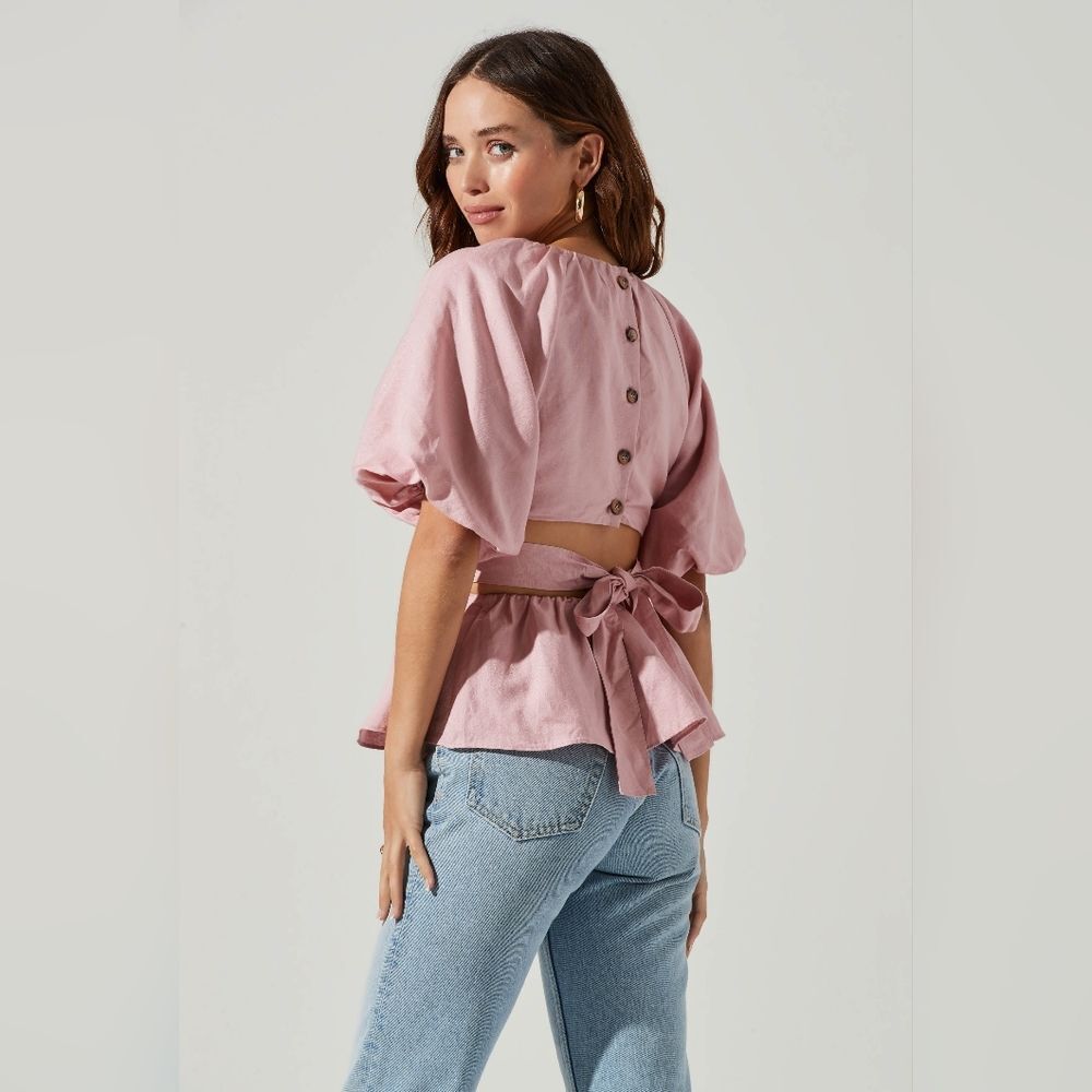 ASTR the Label Vendetta Cutout Linen Top Medium - Picture 2 of 9